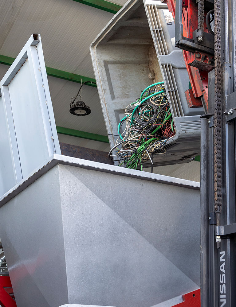 Proceso de reciclaje de cables en Trifeyme